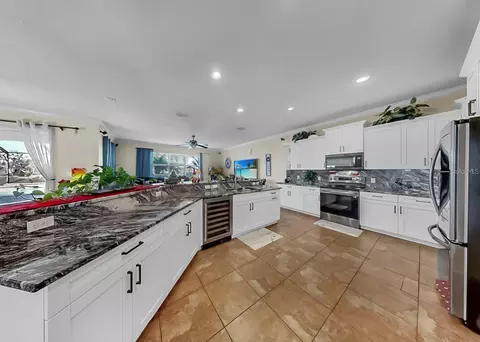 Kitchen - 5457 Sandy Shell Dr, Apollo Beach, FL 33572 photo 5 of 9