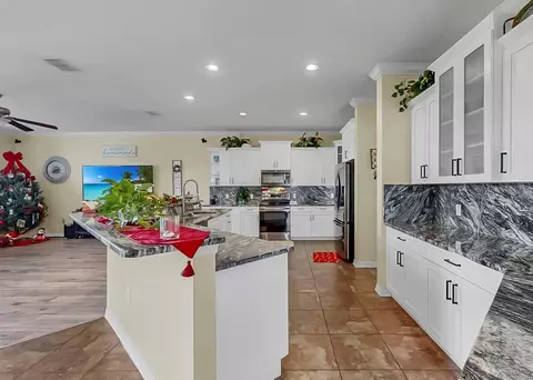 Kitchen - 5457 Sandy Shell Dr, Apollo Beach, FL 33572 photo 7 of 9