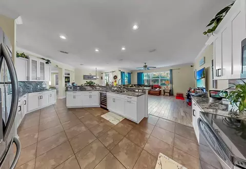Kitchen - 5457 Sandy Shell Dr, Apollo Beach, FL 33572 photo 6 of 9