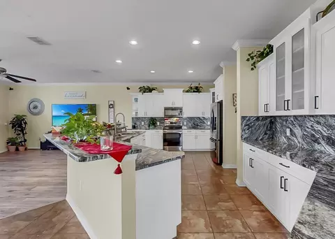Kitchen - 5457 Sandy Shell Dr, Apollo Beach, FL 33572 photo 4 of 9