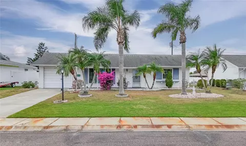 1204 Hacienda Dr, Sun City Center, FL 33573