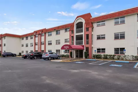 1860 Massachusetts Ave NE #206, Saint Petersburg, FL 33703