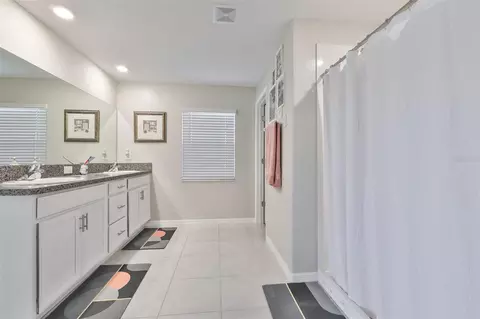 Bath - 13575 Willow Bluestar Loop, Riverview, FL 33579 photo 1 of 3