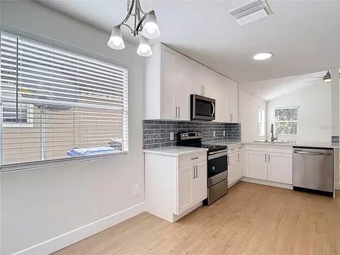 Kitchen - 2013 Glen Forge St, Brandon, FL 33511 photo 5 of 10