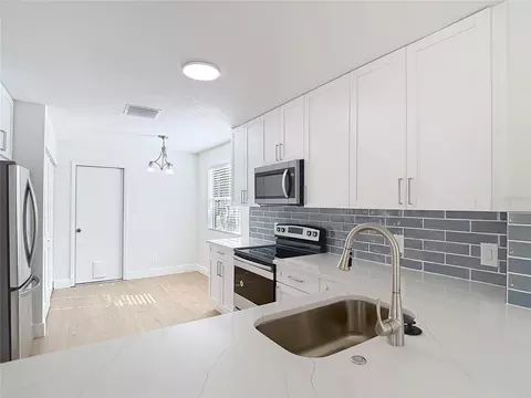 Kitchen - 2013 Glen Forge St, Brandon, FL 33511 photo 2 of 10