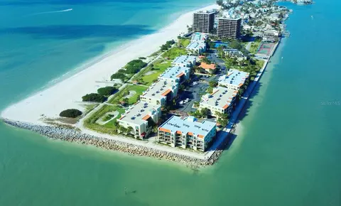 7564 Bayshore Dr #202, Treasure Island, FL 33706