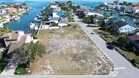 139 9th St E, Tierra Verde, FL 33715