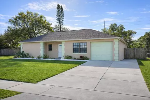 2902 Blossom Lake Dr, Holiday, FL 34691