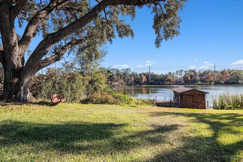 Exterior - 607 E Lakeshore Dr, Ocoee, FL 34761 photo 3 of 8