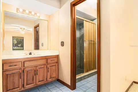 Bath - 607 E Lakeshore Dr, Ocoee, FL 34761 photo 2 of 3