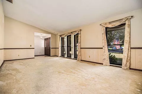Living - 607 E Lakeshore Dr, Ocoee, FL 34761 photo 2 of 3