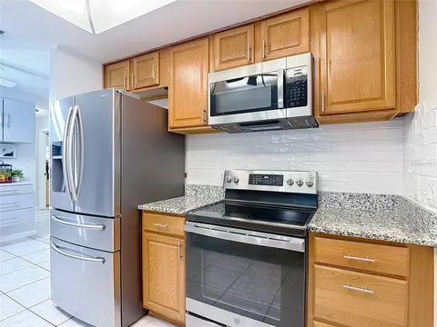 Kitchen - 9171 Vicksburg Rd, Spring Hill, FL 34608 photo 4 of 7