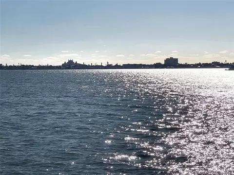 5980 Shore Blvd S #111, Gulfport, FL 33707