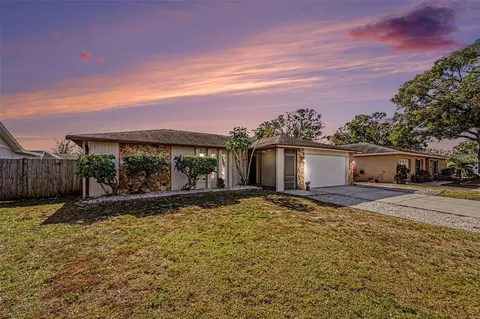 8390 Somerset Dr, Largo, FL 33773