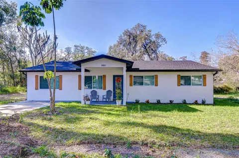 909 Lake Charles Cir, Lutz, FL 33548