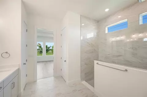 Bath - 17972 Foxtail Loop, Venice, FL 34293 photo 2 of 2