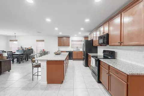 Kitchen - 11331 Brighton Knoll Loop, Riverview, FL 33579 photo 4 of 8