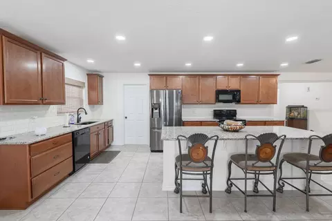 Kitchen - 11331 Brighton Knoll Loop, Riverview, FL 33579 photo 5 of 8