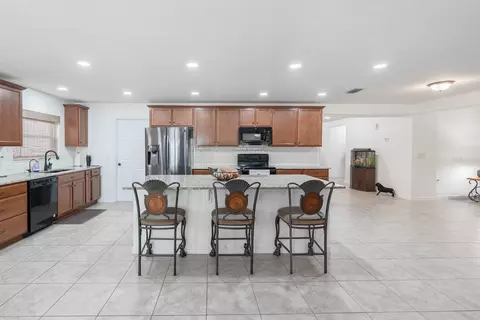 Kitchen - 11331 Brighton Knoll Loop, Riverview, FL 33579 photo 7 of 8