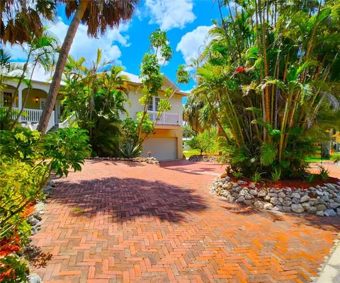 102 17th St NE, Bradenton, FL 34208