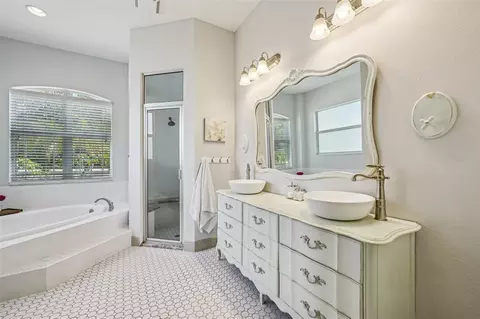 Bath - 11325 Hidden Valley Ln, Riverview, FL 33569 photo 8 of 11