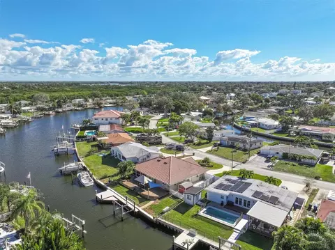 9453 Treasure Ln NE, Saint Petersburg, FL 33702