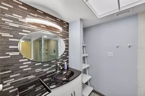 Bath - 131 Bluff View Dr #403, Belleair Bluffs, FL 33770 photo 2 of 7