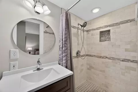 Bath - 131 Bluff View Dr #403, Belleair Bluffs, FL 33770 photo 5 of 7