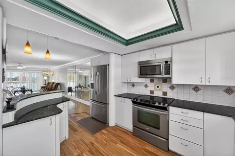 Kitchen - 131 Bluff View Dr #403, Belleair Bluffs, FL 33770 photo 2 of 3