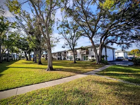 7700 92nd St #203, Seminole, FL 33777