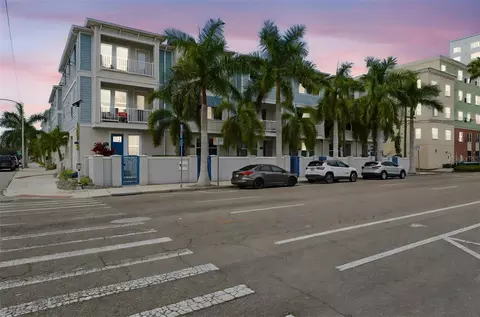 262 8th St N, Saint Petersburg, FL 33701