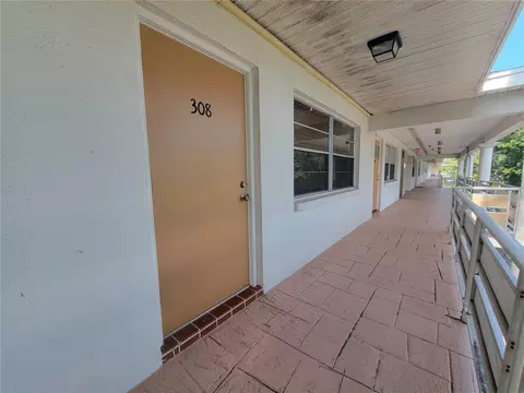 911 Washington Ave #308, Largo, FL 33770