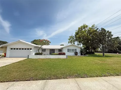 14001 Yacht Club Blvd, Seminole, FL 33776