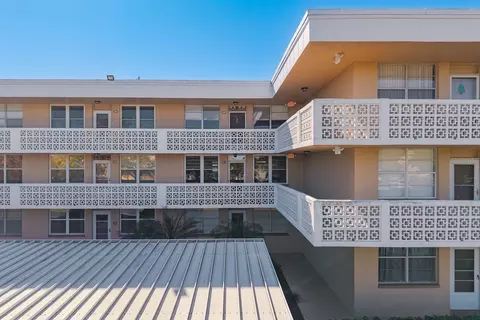 5095 Bay St NE #205, Saint Petersburg, FL 33703
