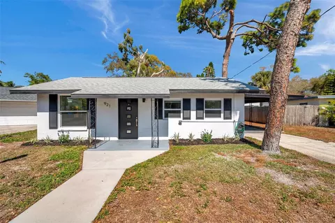 921 7th St NW, Largo, FL 33770