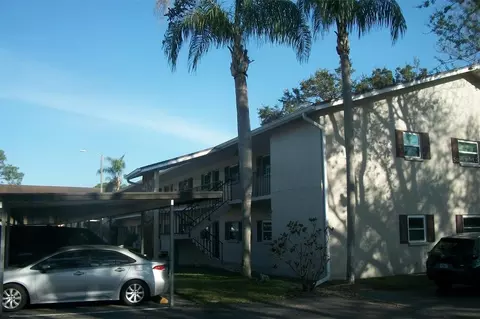 9821 113th St #104, Seminole, FL 33772