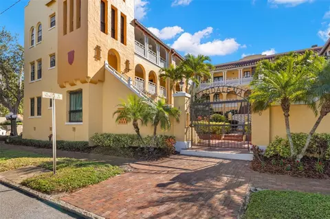 210 22nd Ave NE #15, Saint Petersburg, FL 33704