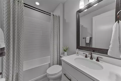 Bath - 7430 Pool Compass Loop, Wesley Chapel, FL 33545 photo 5 of 6