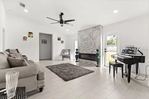 Living - 812 Chastain Rd, Seffner, FL 33584 photo 1 of 1
