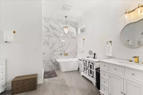 Bath - 812 Chastain Rd, Seffner, FL 33584 photo 1 of 3