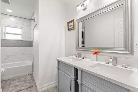 Bath - 812 Chastain Rd, Seffner, FL 33584 photo 3 of 3