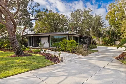 7117 Sunshine Dr S, Saint Petersburg, FL 33705