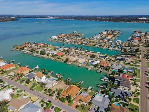 12155 5th St E, Treasure Island, FL 33706