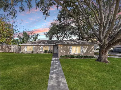 1016 Lady Guinevere Dr, Valrico, FL 33594