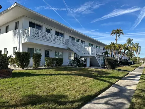 8450 112th St #102, Seminole, FL 33772