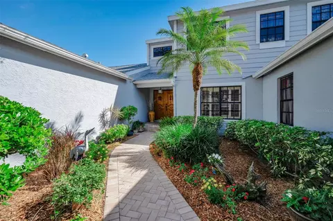 990 San Carlos Ct NE, Saint Petersburg, FL 33702