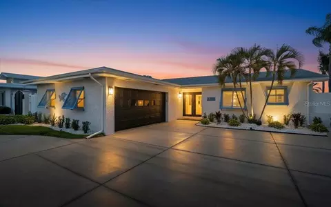 510 115th Ave, Treasure Island, FL 33706
