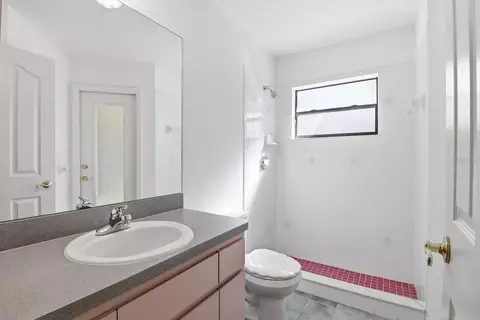 Bath - 1724 E Mckinley St, Hernando, FL 34442 photo 3 of 3