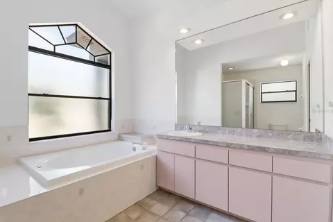 Bath - 1724 E Mckinley St, Hernando, FL 34442 photo 1 of 3