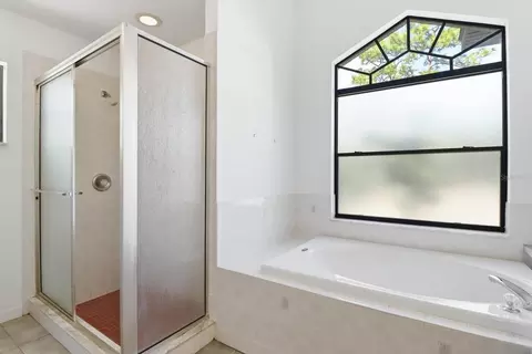 Bath - 1724 E Mckinley St, Hernando, FL 34442 photo 2 of 3